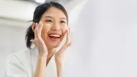 Panduan memilih serum pencerah yang aman dan efektif, dilengkapi langkah skincare harian sederhana untuk membantu menjaga kulit tetap cerah dan sehat. (Foto: lifestylememory/Freepik)