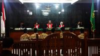 Tujuh anggota geng motor terdakwa pembunuh sejoli dituntut hukuman mati oleh Jaksa Penuntut Umum (JPU) dalam sidang di Pengadilan Negeri Kota Cirebon, Jawa Barat. (Liputan6.com/Panji Prayitno)