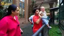 Tapi lama-lama, bayi berusia delapan bulan ini malah menangis. Alshad pun membawa Rayyanza menjauh dari kandnag harimaunya. (Foto: YouTube Alshad Ahmad)