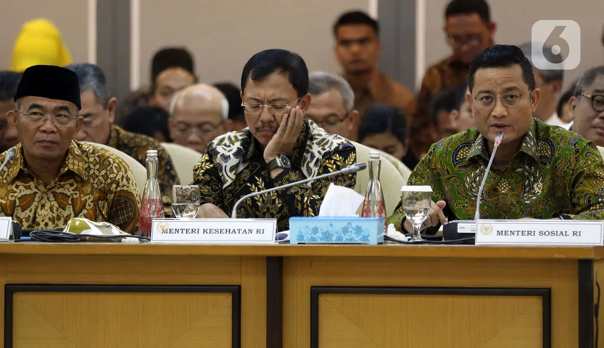 Mensos Juliari P Batubara (kanan), bersama Menko PMK Muhadjir Effendy (kiri), dan Menkes Terawan Agus Putranto saat rapat kerja gabungan dengan DPR di Kompleks Parlemen, Jakarta, Selasa (18/2/2020). Rapat di antaranya membahas kenaikan iuran BPJS Kesehatan. (Liputan6.com/Johan Tallo)