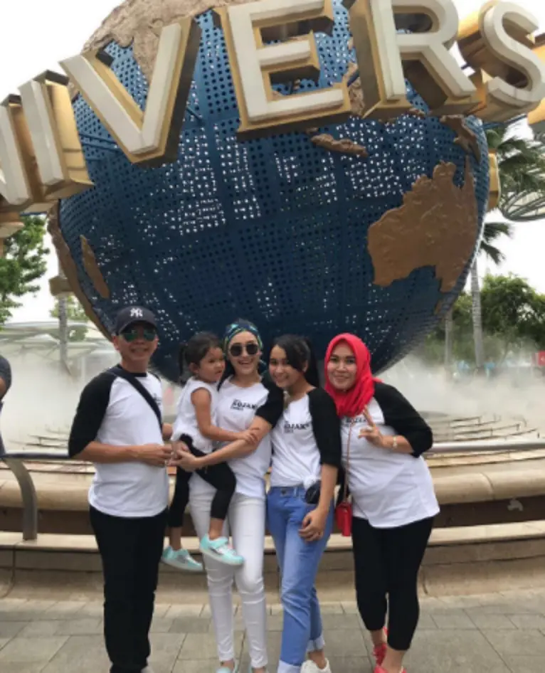 Ayu Ting Ting dan keluarganya berlibur ke Singapura. (Instagram/ayutingting92)