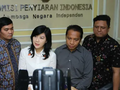Kuasa hukum Indra Bekti, Nanda Persada (tengah) memberi keterangan pers di gedung KPI, Jakarta, Rabu (3/2/2016). Indra Bekti ingin konsultasi terhadap tayangan program televisi yang memojokkan dirinya. (Liputan6.com/Herman Zakharia)