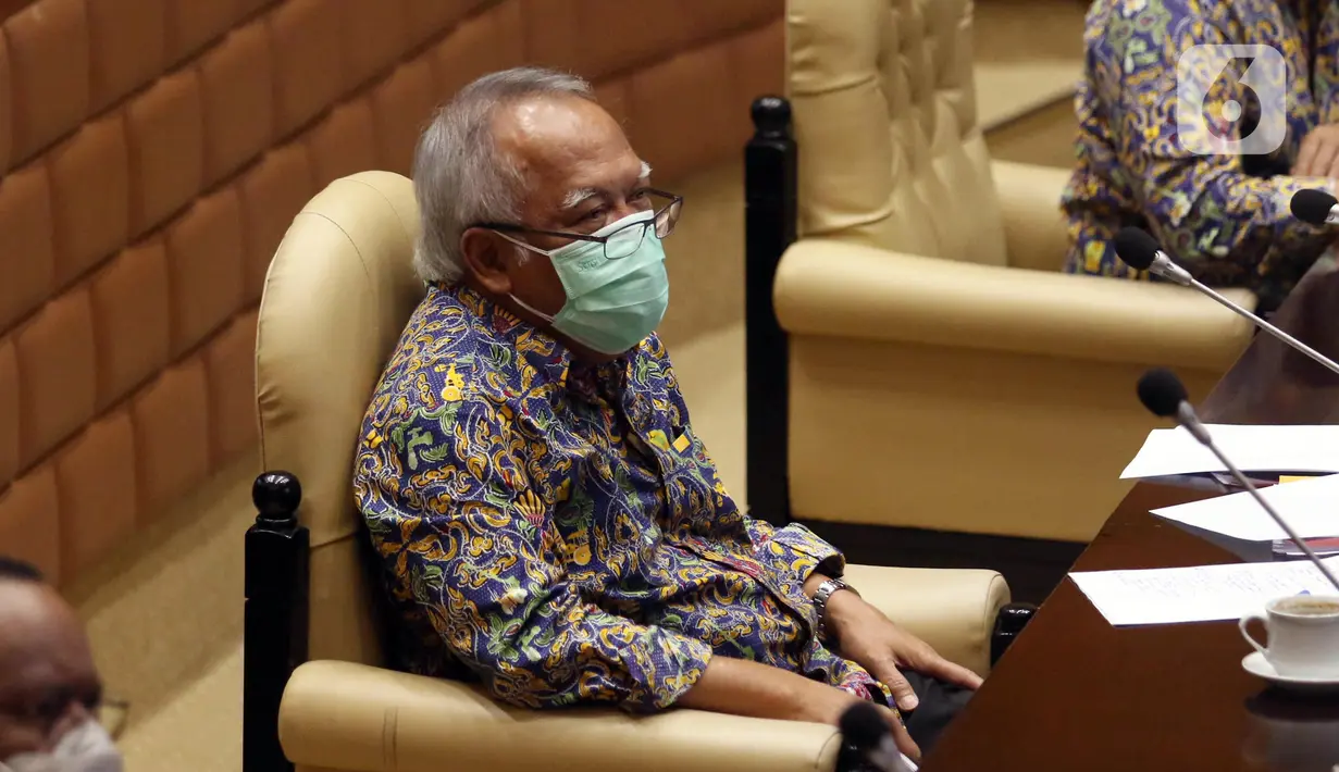 Menteri PUPR Basuki Hadimuljono rapat kerja dengan Komisi V DPR RI di Senayan, Jakarta, Rabu (17/3/2021). Rapat membahas penanganan infrastruktur pascabencana dan pengembangan Food Estate dan Pembangunan Infrastruktur Ketahanan Pangan. (Liputan6.com/Angga Yuniar)