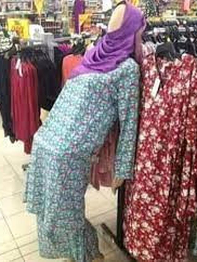 9 Manekin Pose Capek Berdiri Ini Bikin Pembeli Tepuk Jidat
