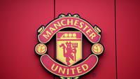 Logo Manchester United atau MU di Stadion Old Trafford. (Oli SCARFF / AFP)