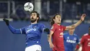 Gelandang Everton, Andre Gomes (kiri), berebut bola dengan striker Manchester United, Edinson Cavani, dalam laga perempatfinal Piala Liga Inggris Carabao Cup di Goodison park, Rabu (23/12/2020). Everton kalah 0-2 dari Manchester United. (AP/Nick Potts/Pool)