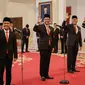 Pejabat baru Menteri ESDM Bahlil Lahadalia (kiri), Menkumham Supratman Andi Atgas (kedua kiri), Kepala BKPM/Menteri Investasi Roslan Roeslani (kedua kanan) dan Wamen Kominfo Angga Raka Prabowo (kanan) bersiap mengikuti pelantikan di Istana Negara, Jakarta, Senin (19/8/2024). (Yasuyoshi CHIBA / AFP)