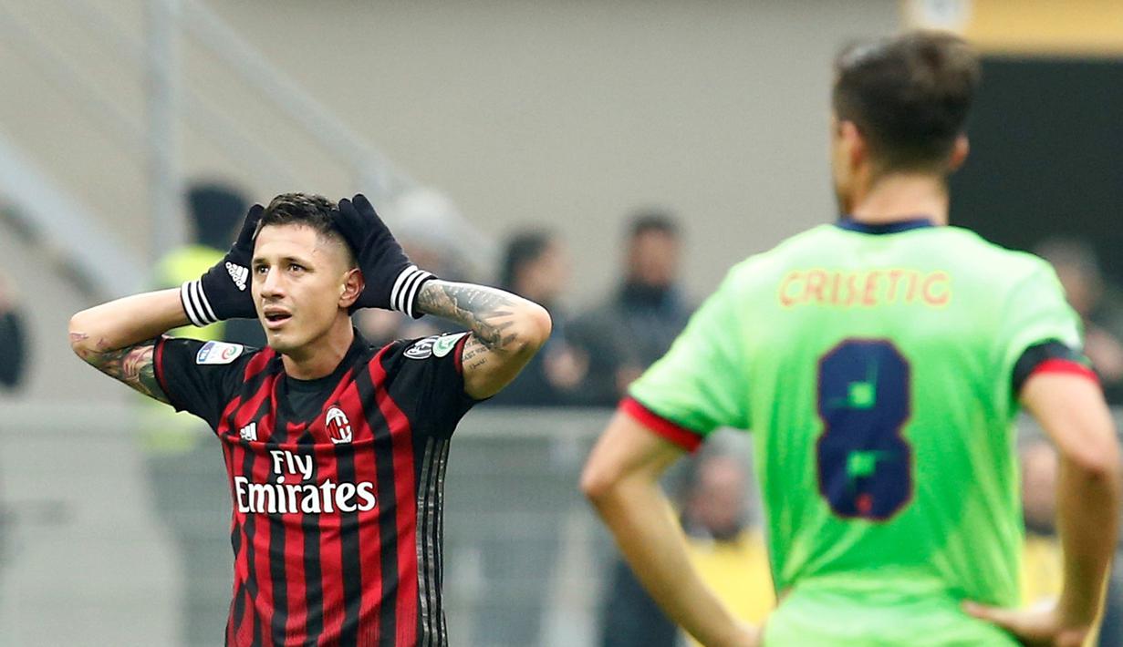 Gianluca Lapadula mencetak gol kemenangan AC Milan atas Crotone. (Reuters)
