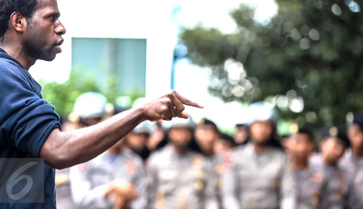 Salah satu orang Papua berorasi saat menggelar aksi memperingati 1 Desember di Bundaran HI, Jakarta, Selasa (1/12). Tanggal 1 Desember juga diartikan sebagai hari kemerdekaan Papua. (Liputan6.com/Faizal Fanani)