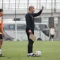 Pelatih Timnas Indonesia U-16, Nova Arianto memberikan arahan saat memimpin anak asuhnya berlatih untuk persiapan ajang Piala AFF U-16 2024 di lapangan latihan Jakarta International Stadium (JIS), Jakarta, Minggu (31/03/2024) sore. (Bola.com/Abdul Aziz)