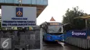 Bus Transjakarta berangkat dari Pool Pemberangkatan Tranjakarta, Ciputat, Tangsel,Senin (6/6) PT Transportasi Jakarta menghadirkan 2 rute baru yakni Ciputat-Bundaran HI dan BSD-Slipi yang mulai beroperasi hari ini. (Liputan6.com/Helmi Afandi) 