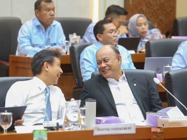Kepala Badan Gizi Nasional (BGN), Dadan Hindayana (kanan-depan) bersama Menteri Kesehatan Budi Gunadi Sadikin (tengah-depan) saat mengikuti rapat kerja bersama dengan Komisi IX DPR RI di Kompleks Parlemen, Jakarta, Rabu (1/10/2025). (merdeka.com/Arie Basuki)