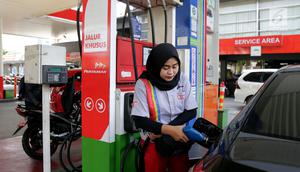 Petugas mengisi BBM ke kendaraan konsumen di SPBU Abdul Muis, Jakarta, Senin (2/7). PT Pertamina (Persero) menaikkan harga Pertamax, Pertamax Turbo dan Pertamina Dex mulai dari Rp500 hingga Rp900 per liter mulai 1 Juli 2018. (Liputan6.com/Johan Tallo)
