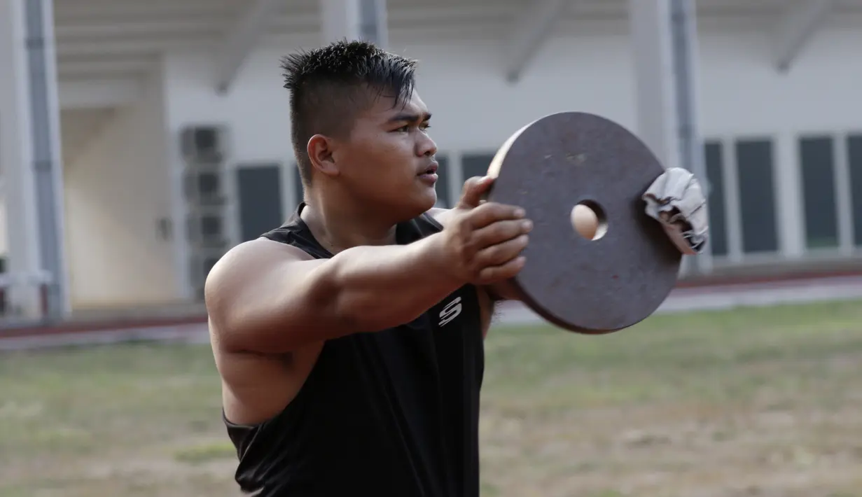 Atlet lontar martil, Rafika Putra, melakukan latihan jelang SEA Games 2019 di Stadion Madya, Jakarta, Rabu (9/9). Pria berusia 20 tahun ini menargetkan medali emas pada debutnya di SEA Games. (Bola.com/M Iqbal Ichsan)