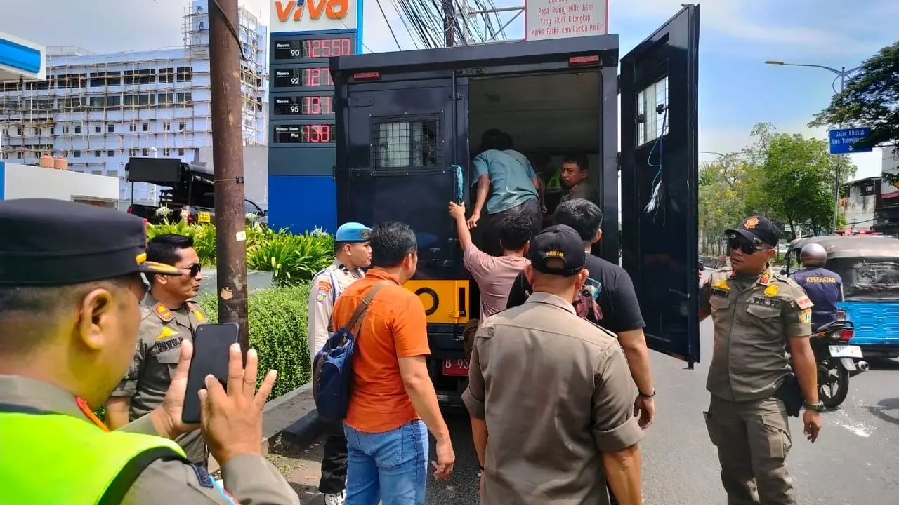Polsek Grogol Petamburan menertibkan 21 atribut organisasi masyarakat (ormas) dan menciduk 10 "pak ogah" serta juru parkir liar yang kerap bikin resah masyarakat. (Liputan6.com/Ady Anugrahadi)