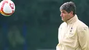Tottenham Hotspur manager Juande Ramos attends a team training session in Chigwell, Essex, on September 26, 2008. Tottenham will play against Portsmouth in the Premiership on Sunday September 28, 2008. AFP PHOTO/Carl de Souza