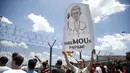 Para fans tampak mengibarkan bendera dan spanduk bergambar Jose Murinho. (Foto:Cecilia Fabiano/LaPresse via AP)