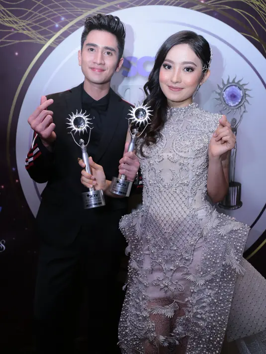 Verrel Bramasta dan Natasha Wilona usai menerima penghargaan di ajang bergengsi SCTV Awards 2017 di Studio 6 Emtek City, Daan Mogot, Jakarta Barat, Rabu (29/11/2017). (Adrian Putra/Bintang.com)