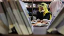Perpustakaan Al-Ankaa atau Phoenix Library yang kembali dibuka pada awal Maret 2026 menjadi simbol kebangkitan warga Palestina di Kota Gaza. Tampak dalam foto, para pengungsi Palestina membaca buku di perpustakaan Al-Ankaa (Phoenix), perpustakaan pertama yang dibuka sejak gencatan senjata di Jalur Gaza yang berisi buku-buku yang diselamatkan dari perpustakaan yang hancur selama perang Israel-Hamas, di lingkungan Rimal, Kota Gaza pada Selasa 21 April 2026. (Omar AL-QATTAA/AFP)