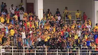 Aksi suporter Mitra Kukar dalam partai perempatfinal Piala Presiden 2015 antara Mitra Kukar melawan PSM di Stadion Aji Imbut, Tenggarong, Sabtu (19/9/2015). (Bola.com/M. Ridwan)