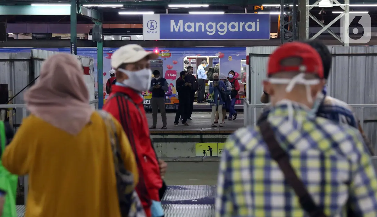 Calon penumpang menanti KRL di Stasiun Manggarai, Jakarta, Senin (13/4/2020). Seiring dengan pemberlakuan PSBB di DKI Jakarta, PT KCI membatasi operasional KRL dari pukul 06.00 WIB hingga 18.00 WIB dengan jumlah penumpang 60 orang di setiap gerbongnya. (Liputan6.com/Helmi Fithriansyah)