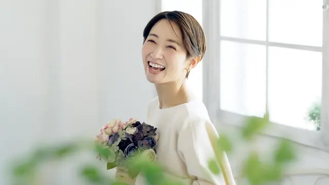 jatuh cinta bahagia membawa bunga dewasa