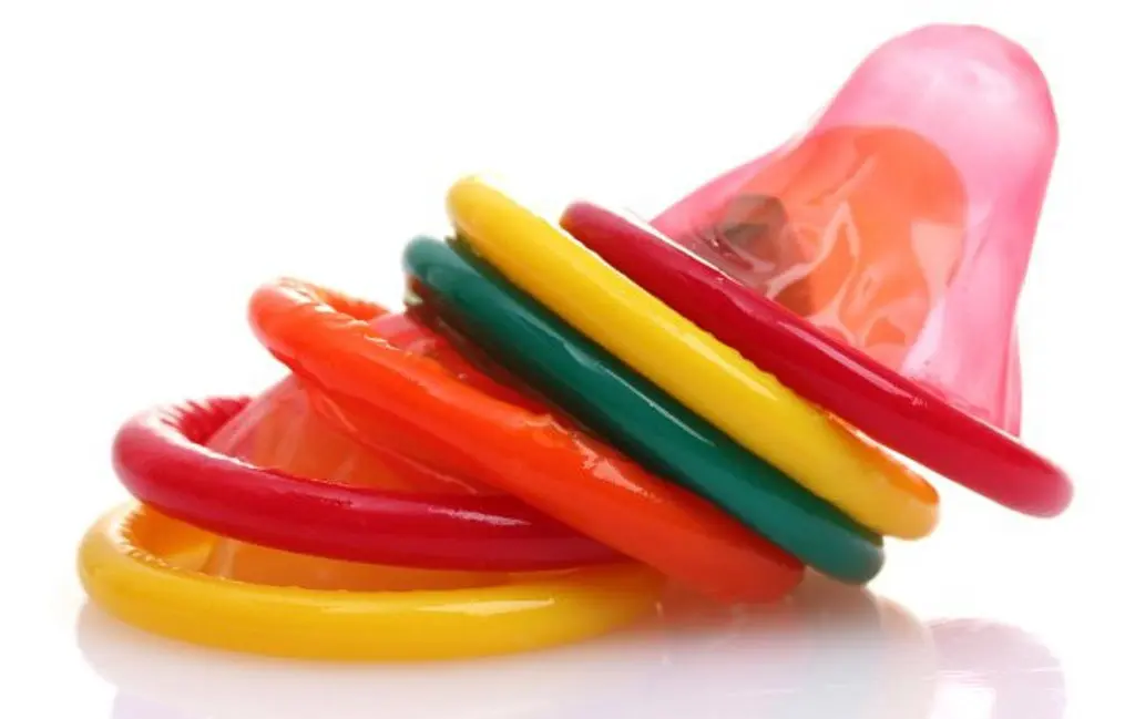 Dokter memasukkan kondom untuk menyelematkan nyawa seorang pria yang usai telan tutup botol bir. (Via: Menshealth.com)