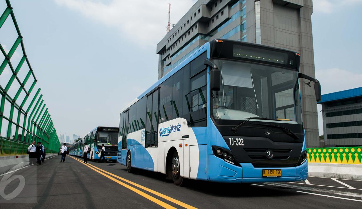 Bus transjakarta Koridor 13 (Ciledug-Tendean) berhenti saat uji coba di Halte Siskoal, Jakarta, Senin (15/5). Koridor ini direncanakan akan beroperasi pada Hari Ulang Tahun Kota Jakarta 22 Juni mendatang. (Liputan6.com/Gempur M Surya)