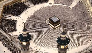 Umat Muslim melaksanakan salat Maghrib di sekitar Ka'bah, kompleks Masjidil Haram pada Minggu 24 Mei 2026, menjelang ibadah haji tahunan. (Zain JAAFAR/AFP)