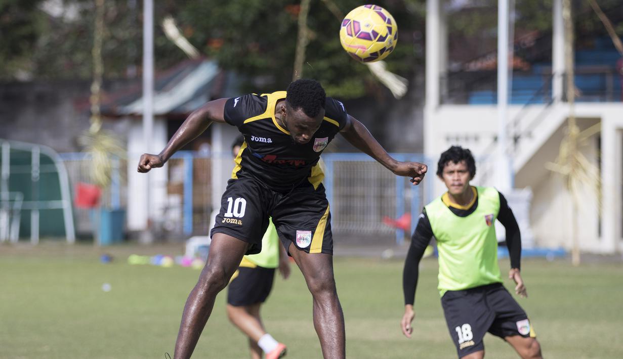 Penyerang Mitra Kukar, Guy Junior menyundul bola saat latihan jelang laga Piala Presiden melawan Bali United di Lapangan Samudra Kuta, Bali, Selasa (9/1/2015). (Bola.com/Vitalis Yogi Trisna)