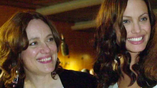 Angelina Jolie menghormati mendiang Ibu, Marcheline Bertrand, yang meninggal karena kanker ovarium. (AP Photo/Kevork Djansezian via E News)