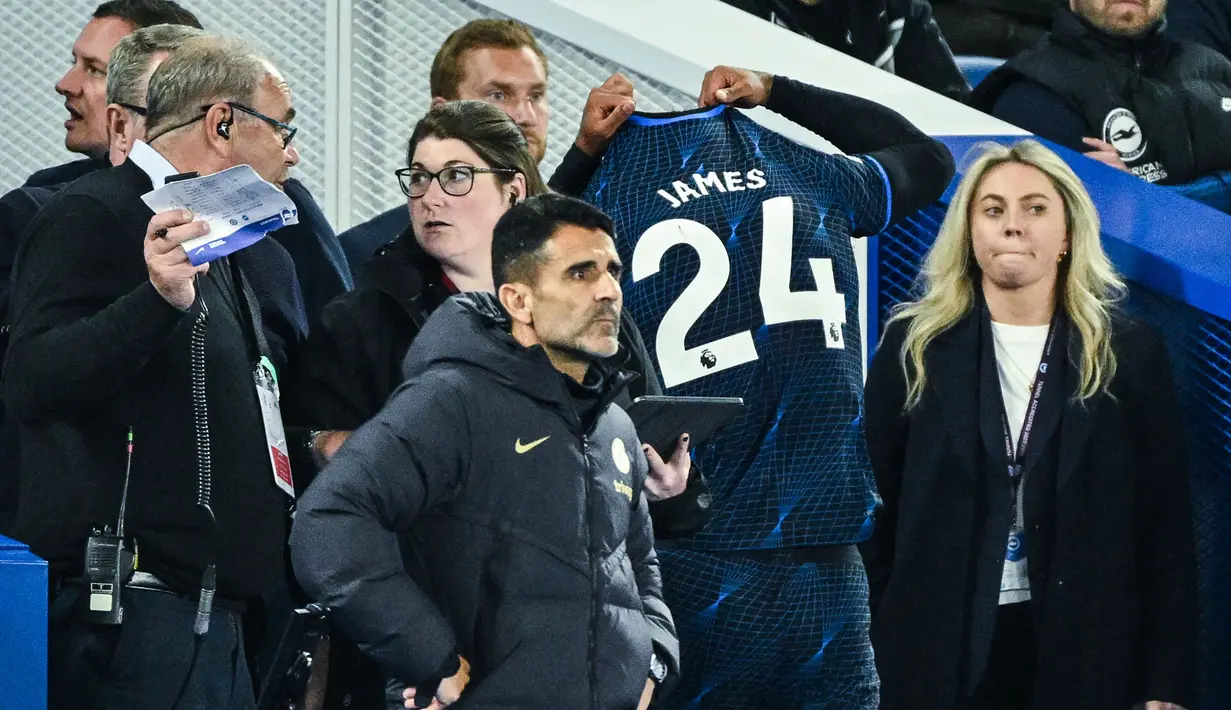 Bek Chelsea, Reece James meninggalkan lapangan usai mendapat kartu merah dari wasit Michael Salisbury saat menghadapi Brighton and Hove Albion pada laga tunda pekan ke-34 Liga Inggris 2023/2024 di American Express Community Stadium, Brighton, Rabu(15/5/2024). (AFP/Glyn Kirk)