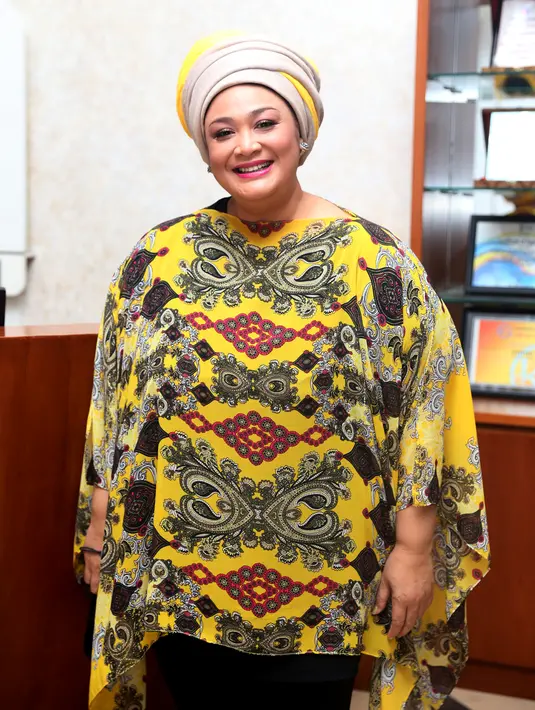 "Makanya, orangtua ga boleh gaptek (gagap teknologi). Justru banyaknya masalah kan karena orangtuanya gaptek. Ga bisa monitor jadinya," ujar peraih penghargaan  Panasonic Gobel Award untuk Presenter Talkshow Hiburan ini. (Andy Masela/Bintang.com)