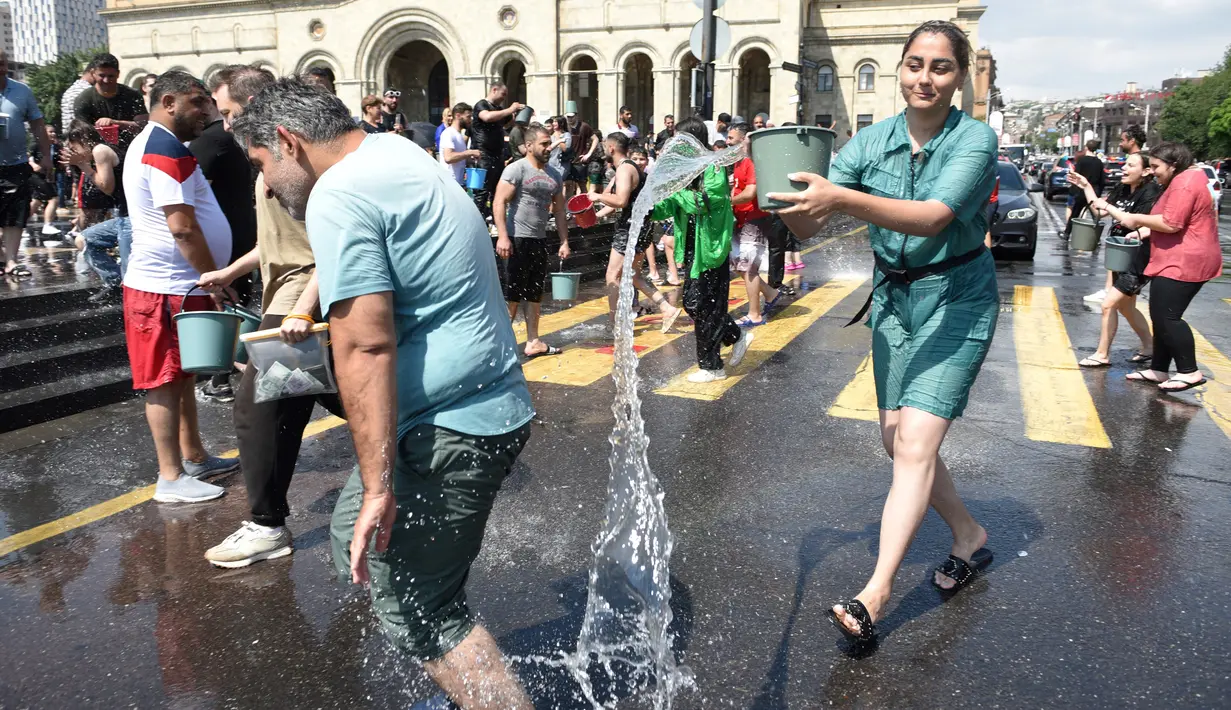 Vardavar adalah festival air tradisional Armenia, di mana orang-orang saling menyiram satu sama lain, yang sudah ada sejak zaman pagan. (Photo by Karen MINASYAN / AFP)