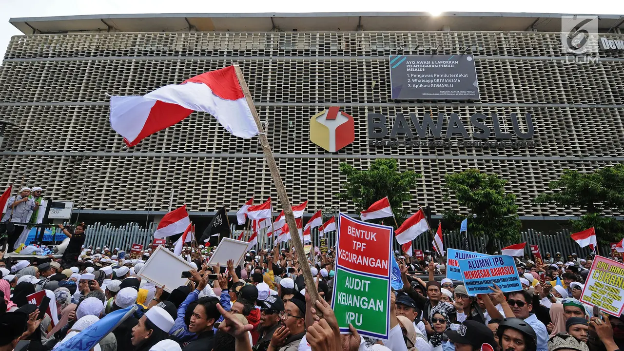 Massa Pendukung 02 Unjuk Rasa di Depan Gedung Bawaslu