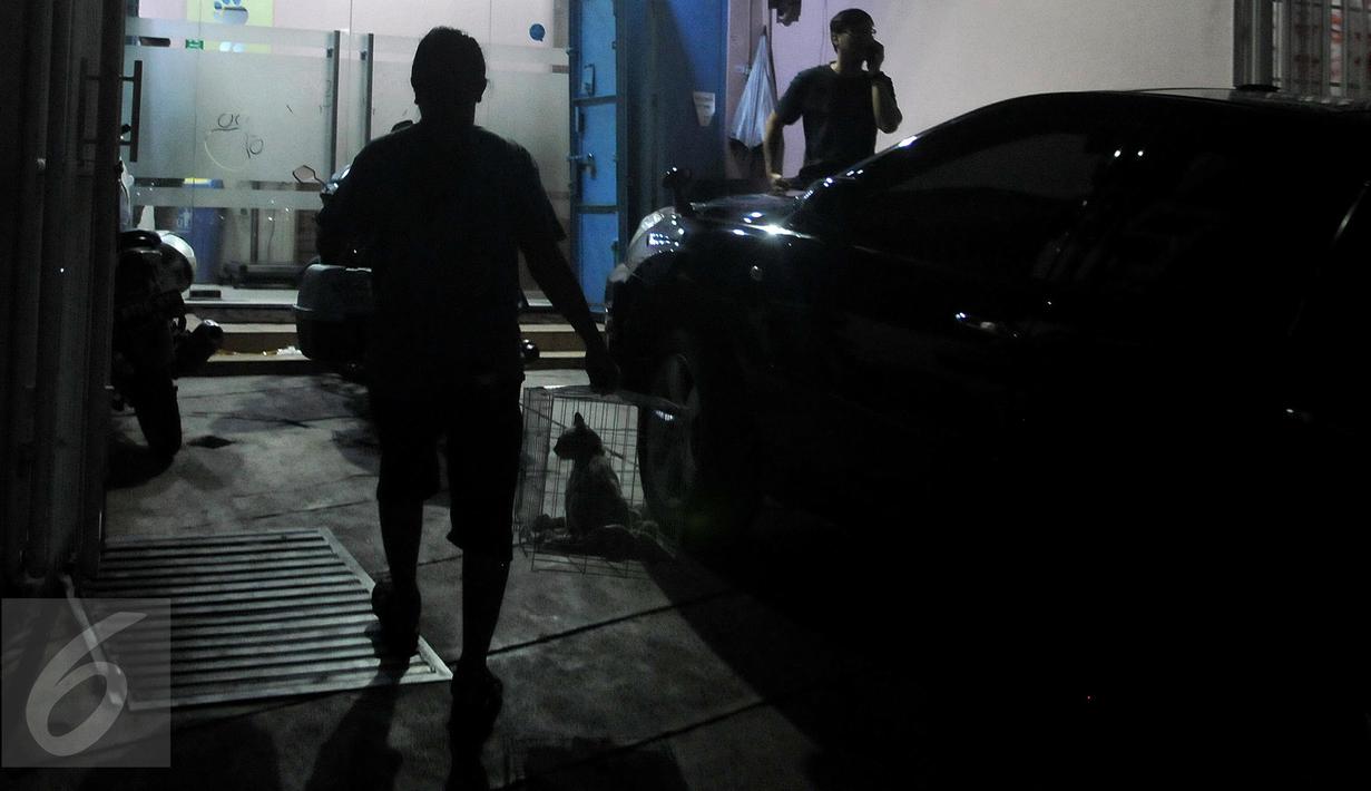 Tim Animal Defender yang memiliki jumlah pengurus utama 30 orang dan 100 relawan ini juga melakukan penyelamatan terhadap hewan-hewan jika menerima laporan mengenai hewan yang perlu diselamatkan dari masyarakat. (Liputan6.com/Johan Tallo)