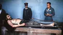 Berkas foto yang diambil pada 10 Oktober 1967 menunjukan jenazah Che Guevara terbaring di sebuah tempat cuci piring di Valle Grande, Bolivia. Sebelum tewas Guevara tertangkap oleh tentara suruhan Presiden Bolivia Rene Barrientos. (AFP Photo/Marc Hutten)