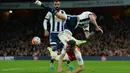 Duel antara pemain Arsenal, Aaron Ramsey (bawah), dengan pemain West Bromwich Albion, James McClean, pada lanjutan Liga Inggris di Stadion Emirates, London, Jumat (22/4/2016) dini hari WIB. (AFP/Glyn Kirk)