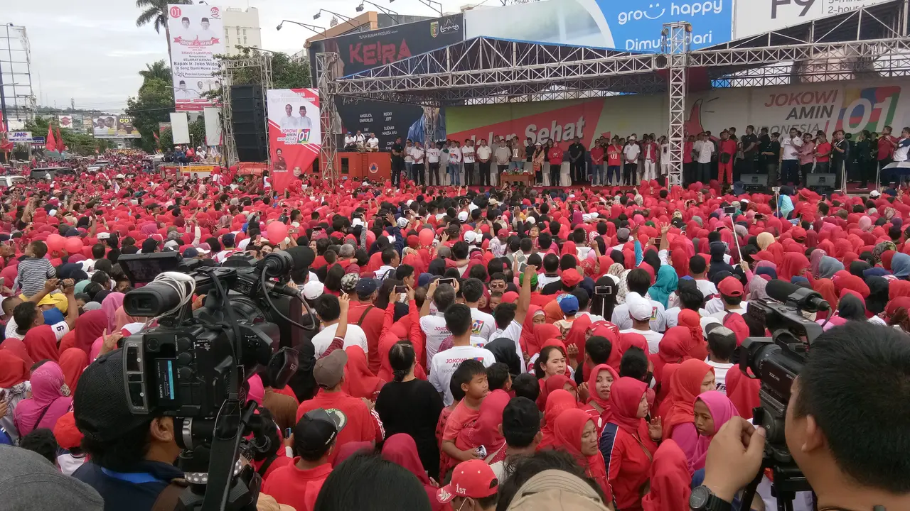 Didampingi Iriana, Jokowi Jalan Sehat di Tugu Adipura Bandar Lampung