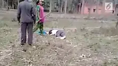 Aksi heroik istri menyelamatkan sang suami yang tengah dikeroyok sekolompok orang di India.