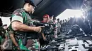 Panglima TNI Jenderal Gatot Nurmantyo memeriksa kelengkapan senjata usai Apel Gelar Pasukan Pengamanan KTT OKI ke-5 di Silang Monas, Jakarta Pusat, Selasa (1/3/2016). (Liputan6.com/Faizal Fanani)