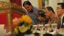 Dalam pertemuan yang berlangsung tertutup itu, Presiden Jokowi didampingi Menteri Koordinator Perekonomian Sofyan Djalil (kiri), Jakarta, Selasa (4/11/2014). (Liputan6.com/Herman Zakharia)