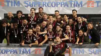 Para pemain AC Milan merayakan keberhasilan meraih gelar Piala Super Italia 2016 di Stadion Jassim Bin Hamad, Qatar, Sabtu (24/12/2016). AC Milan menang adu penalti 4-3 atas Juventus, setelah bermain imbang 1-1 dalam waktu normal. (AFP/Karim Jaafar)