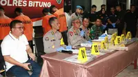 Kapolda Sulut Irjen Pol Setyo Budiyanto bersama jajarannya dan pihak terkait saat menggelar konferensi pers di Polres Bitung, Minggu (26/11/2023) malam.