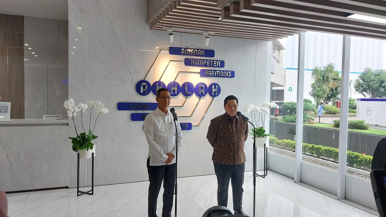 Menteri BUMN Erick Thohir bertemu dengan PJ Gubernur DKI Jakarta Heru Budi Hartono di Kementerian BUMN, Rabu (19/10/2022) pagi.