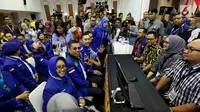 Partai Demokrat yang diwakili oleh Sekjen Hinca Panjaitan dan Badan Pemenangan Pemilu Partai Demokrat Ibas Edhie Baskoro Yudhoyono mendaftarkan partainya ke Komisi Pemilihan Umum (KPU) Jakarta, Senin (16/10). (Liputan6.com/JohanTallo)