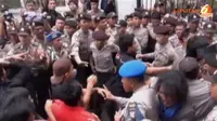 [VIDEO] Aksi Sweeping ke Kantor Ratu Atut Berujung Bentrok