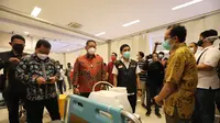 Wamenkes Dante Saksono meninjau vaksinasi massal tenaga kesehatan di Surabaya (Dian Kurniawan/Liputan6.com)