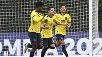 Pemain Ekuador Justin Cuero (kiri) merayakan dengan rekan setimnya Yeltzin Erique (tengah) dan Oscar Sosa setelah mencetak gol di gawang Paraguay dalam pertandingan putaran final Kejuaraan Sepak Bola Amerika Selatan U-20 di Stadion Metropolitano de Techo, Bogota, 12 Februari 2023. (Juan BARRETO / AFP)