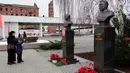 Seorang perempuan dan seorang anak melihat patung perunggu Marsekal Soviet Georgy Zhukov dan pemimpin Soviet Joseph Stalin yang baru saja diresmikan di luar museum yang didedikasikan untuk Pertempuran Stalingrad di kota Volgograd, Rusia selatan, pada 1 Februari 2023, pada malam peringatan kemenangan Soviet dalam pertempuran Stalingrad. (STRINGER/AFP)